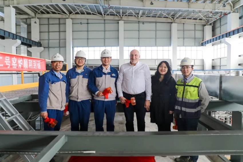 安彩藥玻項目2號窯爐順利封碹！