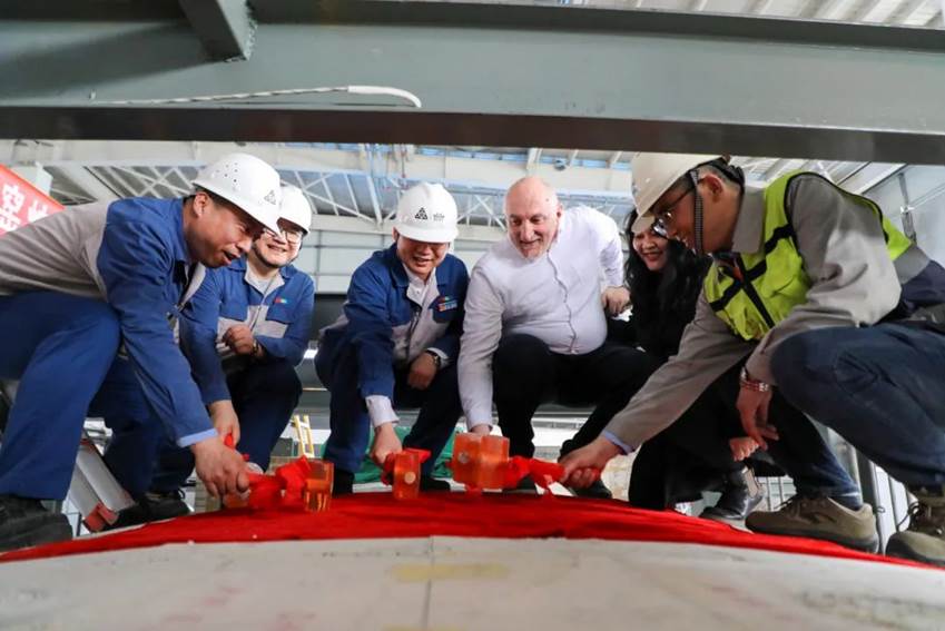 安彩藥玻項目2號窯爐順利封碹！